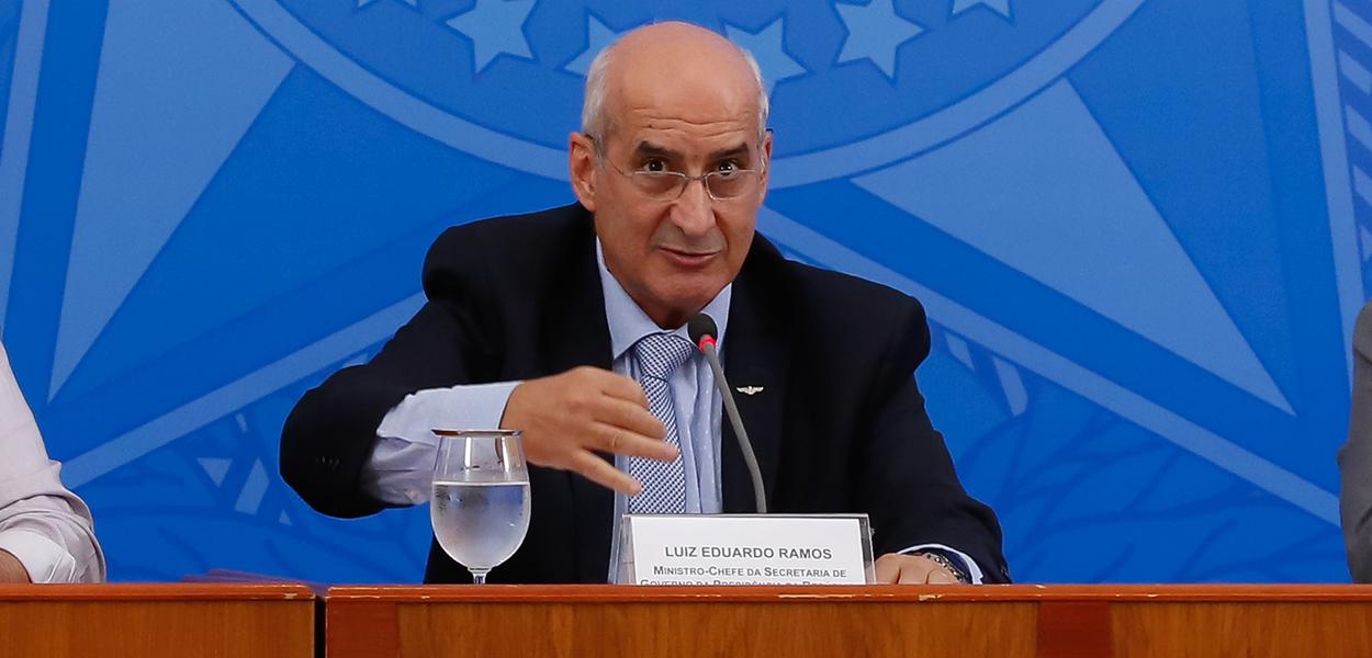 Decisão de não punir Pazuello, sob pressão de Bolsonaro, foi extremamente pensada, diz general Ramos