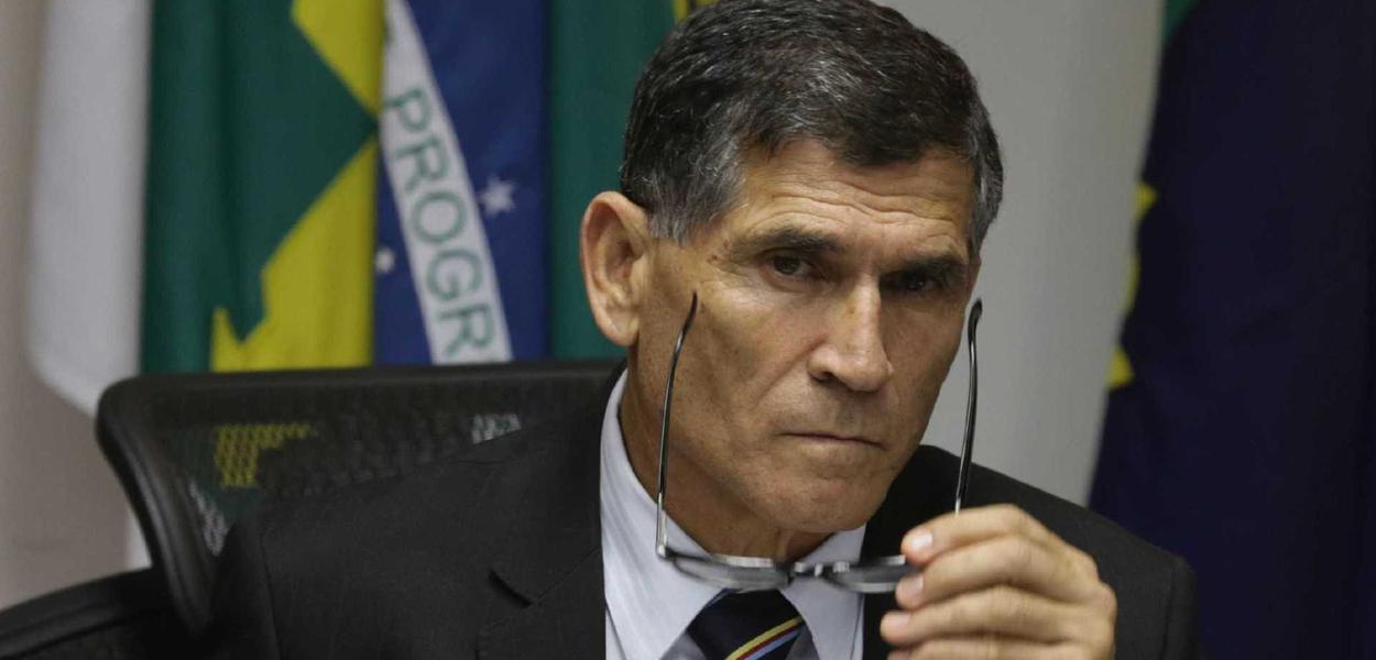 Santos Cruz pede investigação sobre conversa imprópria de Wajngarten com Allan dos Santos