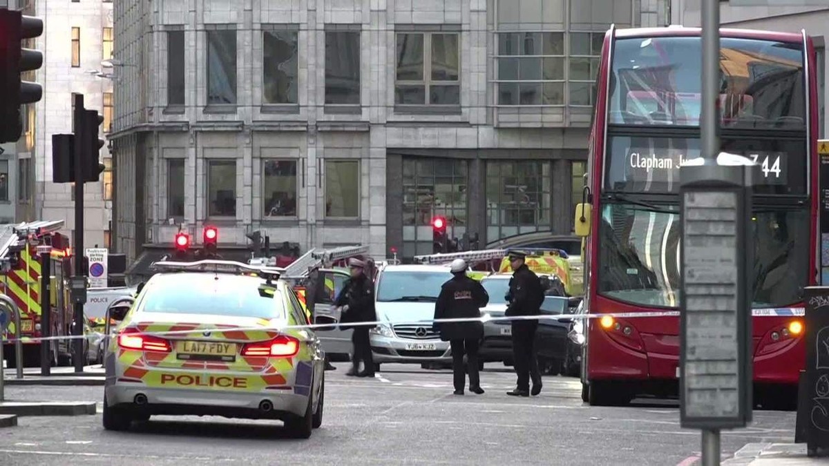 Homem suspeito de esfaquear pessoas perto da London Bridge é morto pela polícia
