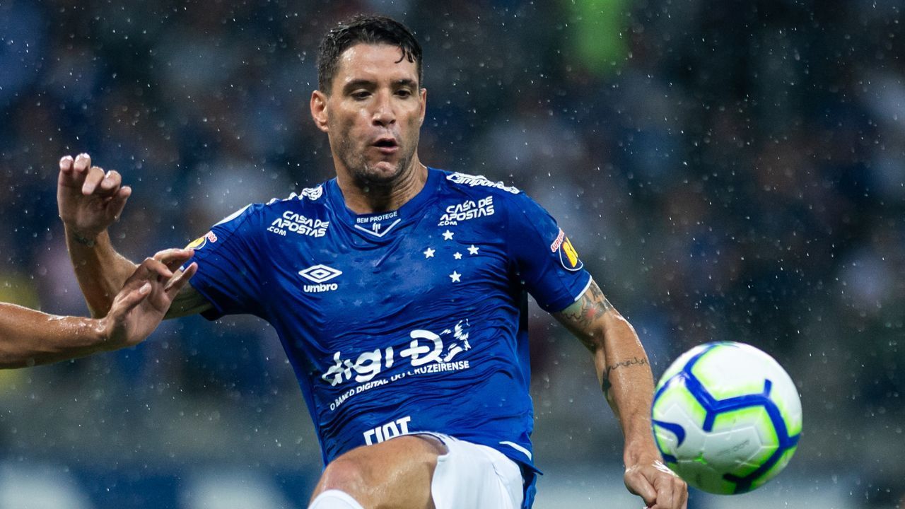 Thiago Neves tem áudio vazado cobrando salários atrasados da diretoria antes de jogo com CSA