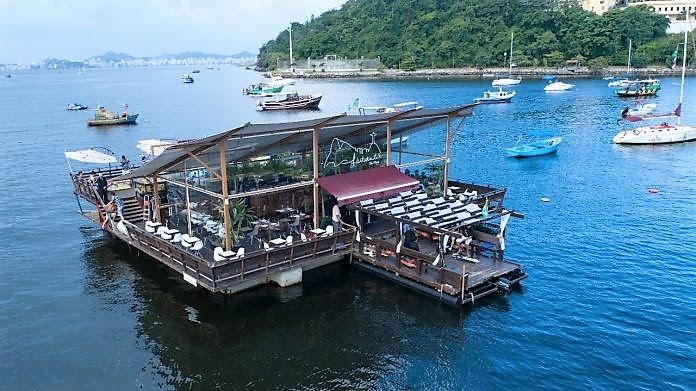 [Pernoitar, comer e beber fora] Restaurante flutuante na Urca se destaca por vista dos cartões postais do Rio