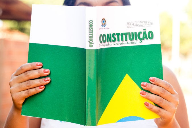 A Constituição do Brasil.
