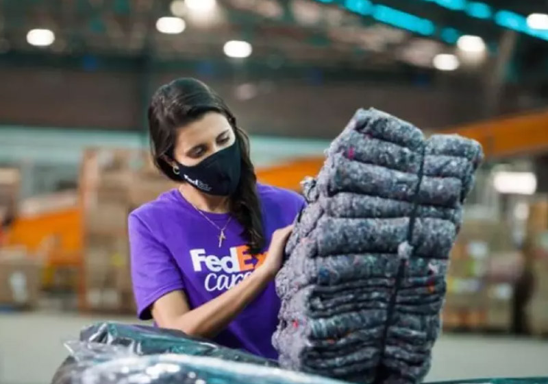 FedEx recicla uniformes e transforma em cobertores - Só Notícia Boa