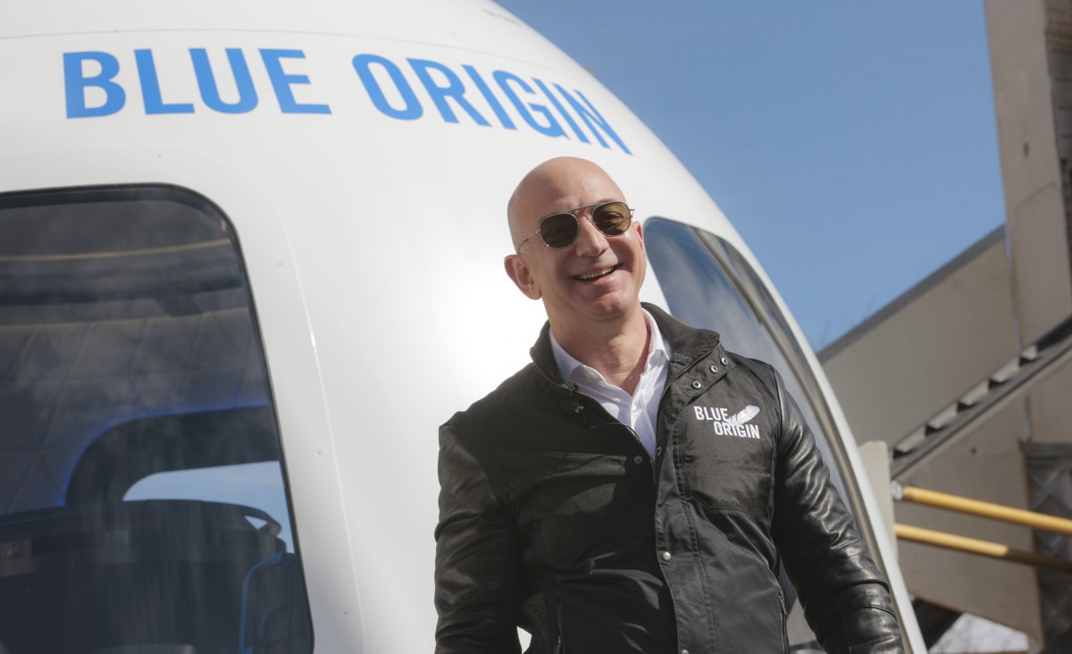 Ao vivo: assista agora à viagem do bilionário Jeff Bezos até a borda do espaço