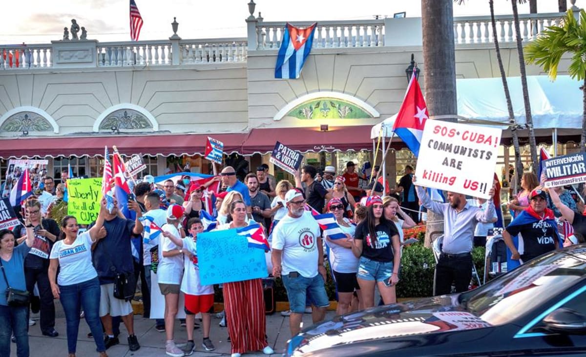 Mientras los cubanos protestan, la élite progre intercede por el régimen