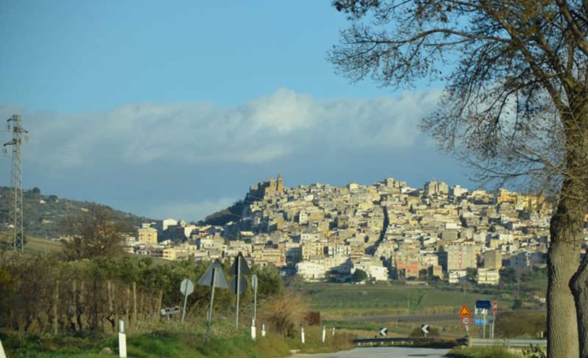 Governo italiano vende casas a 2 euros na região da Sicília - Só Notícia Boa