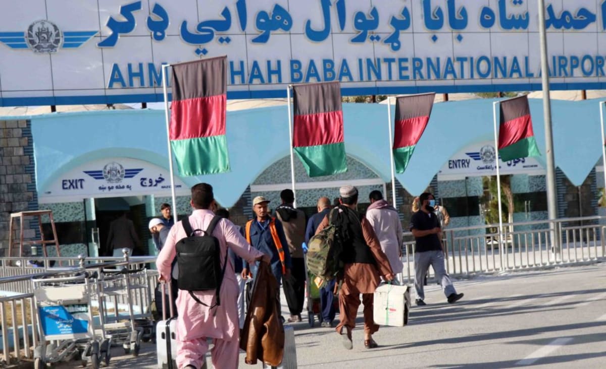 Kandahar airport hit by rocket fire as Afghanistan fighting rages