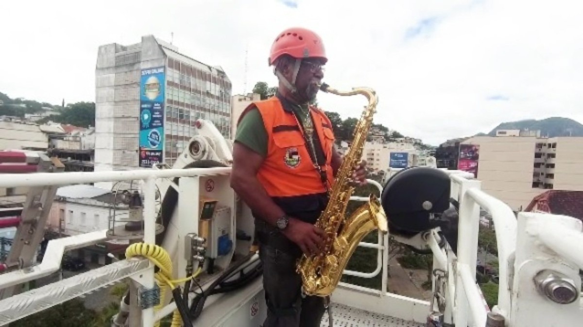 Bombeiros homenageiam população com saxofonista em escada de 32 metros de altura em Nova Friburgo, no RJ