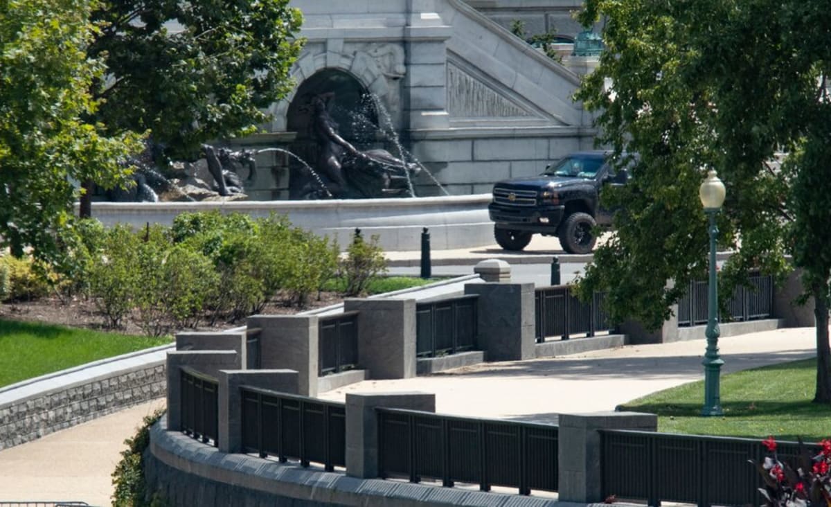 Man Surrenders to Capitol Police After ‘Bomb Threat’ Near Library of Congress