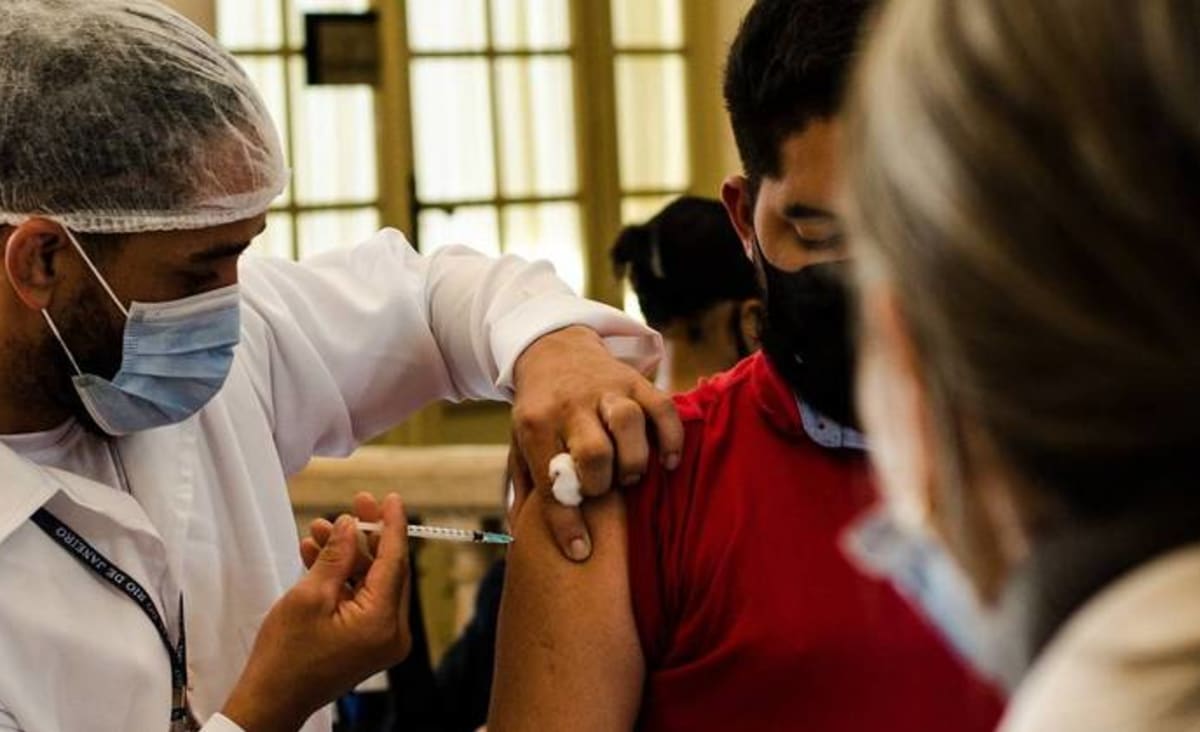 Brasil se equipara a países ricos na aplicação da 1ª dose de vacina 