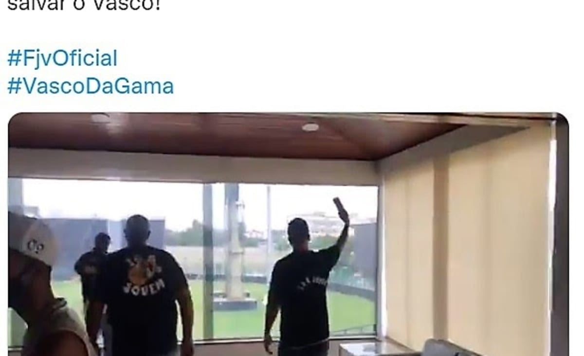  Torcedores invadem sala da presidência do Vasco em protesto: ‘Cadê você, Salgado?’