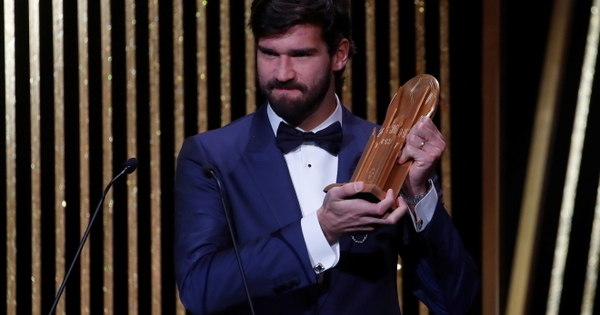 Alisson leva Troféu Yashin e é eleito o melhor goleiro do mundo em 2019