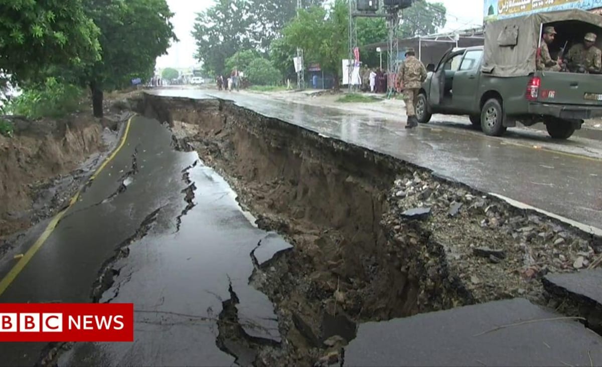 Huge cracks opened in Pakistan earthquake