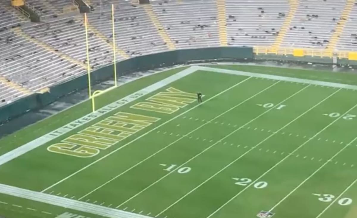 Packers NFL Trainer Searched Football Field Until 2 A.M. to Find Player’s Necklace Containing His Father’s Ashes