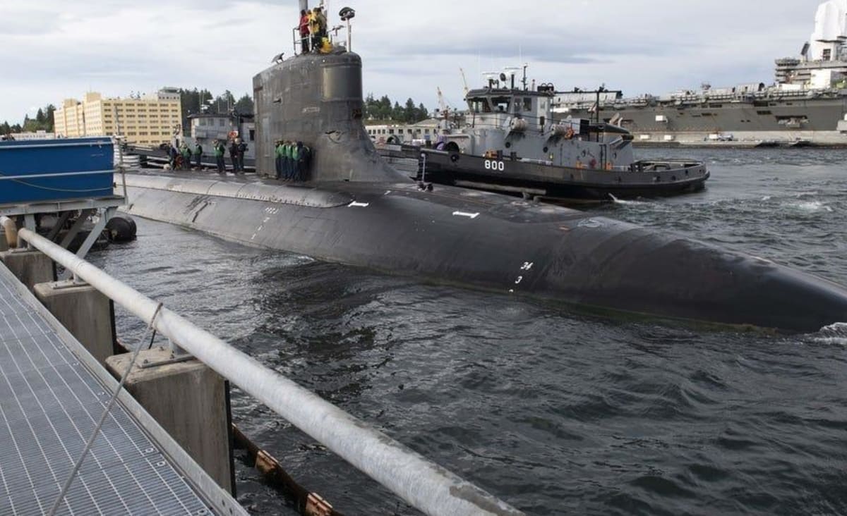 Here's how a $3 billion US attack submarine can run into an underwater mountain, according to a former submariner