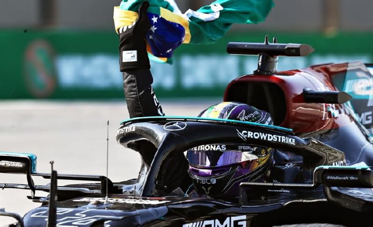 Lewis Hamilton levanta bandeira do Brasil e dedica vitória a Senna - Só Notícia Boa