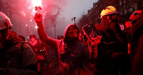 Protestos contra Macron paralisam metrôs e serviços na França