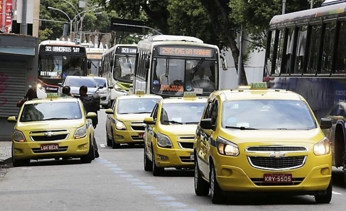 Táxis e veículos de transporte público já podem circular com janelas fechadas no Rio