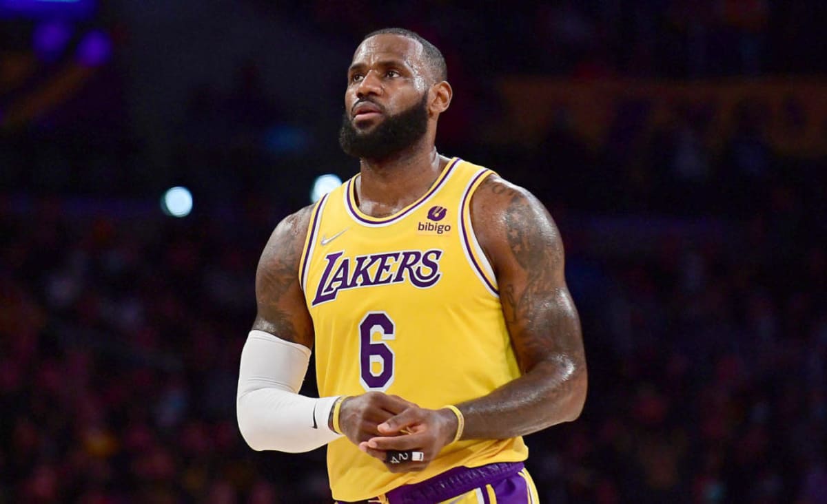 Lakers' LeBron James fined $15K by NBA for obscene gesture, warned about usage of profanity