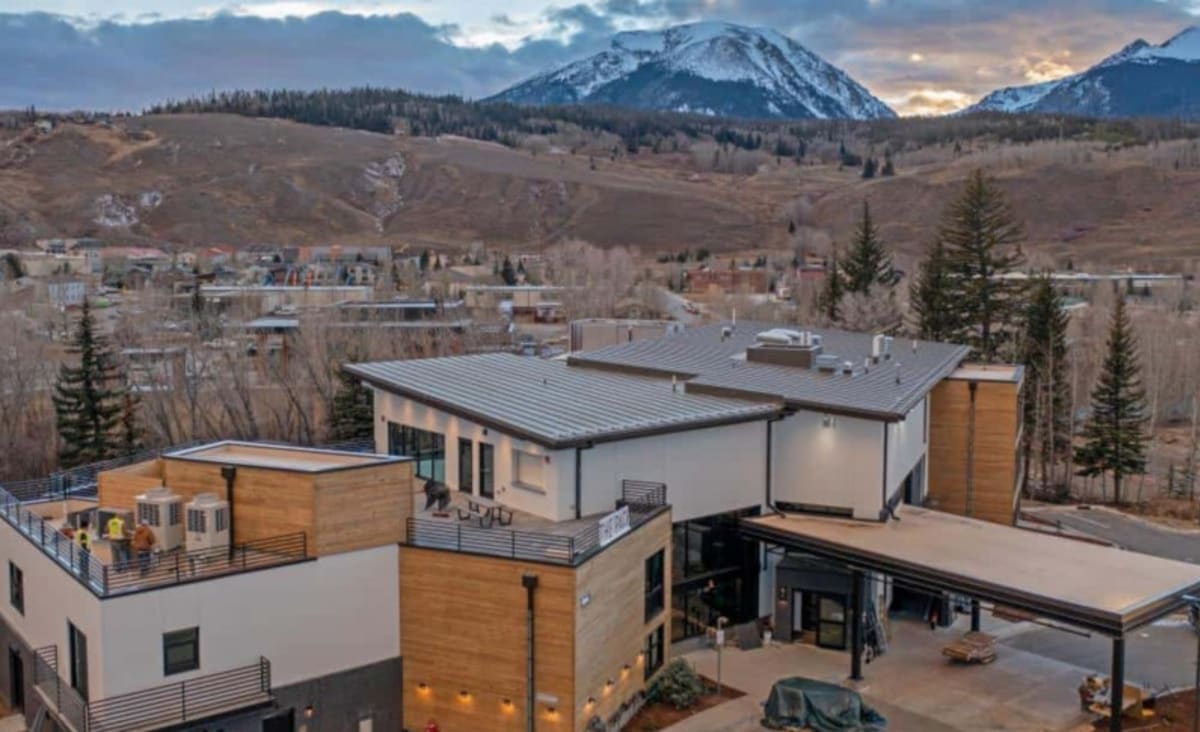 A New Ski Lodge Hotel Uses 18 Shipping Containers as Building Material