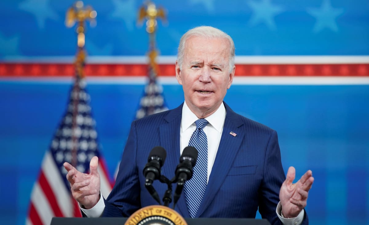 Biden asks businesses to proceed with vaccine mandate after omicron variant arrives in U.S.