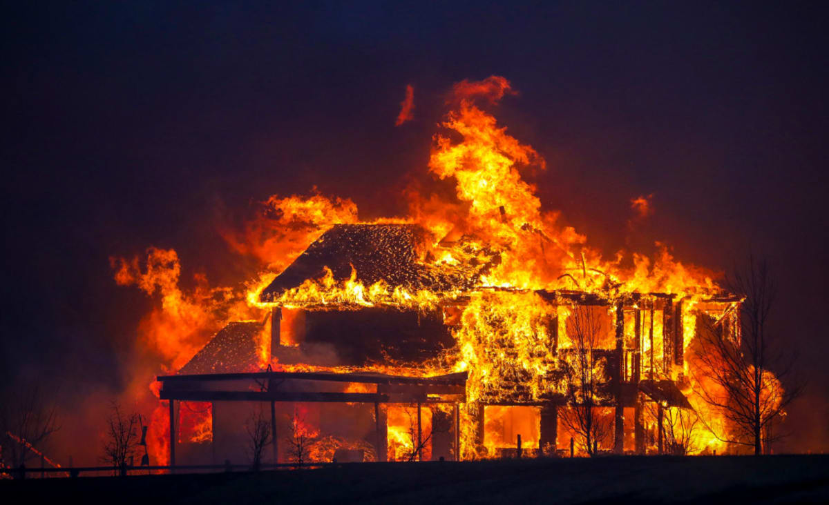 'Absolutely devastating' Colorado wildfire burns hundreds of homes near Boulder 