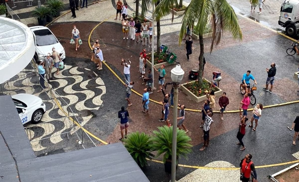 Turista joga notas de R$ 50 e R$ 100 da varanda do Hotel Pestana, Copacabana