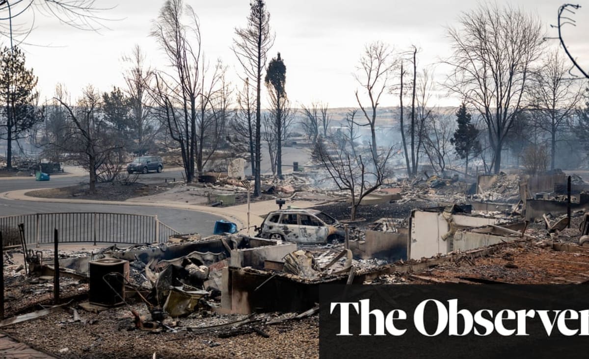 Colorado wildfire: up to 1,000 buildings destroyed as Biden declares disaster