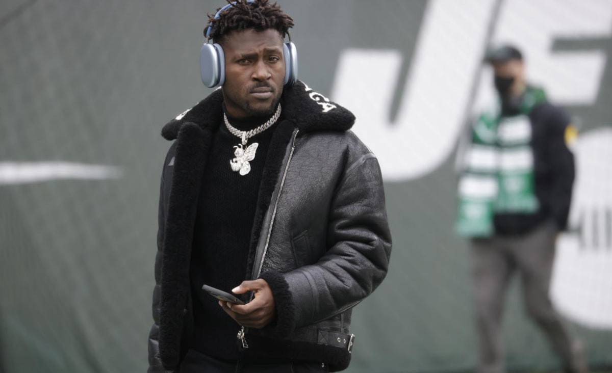 Antonio Brown 'no longer a Buc' after tossing equipment, leaving field shirtless midgame vs. Jets