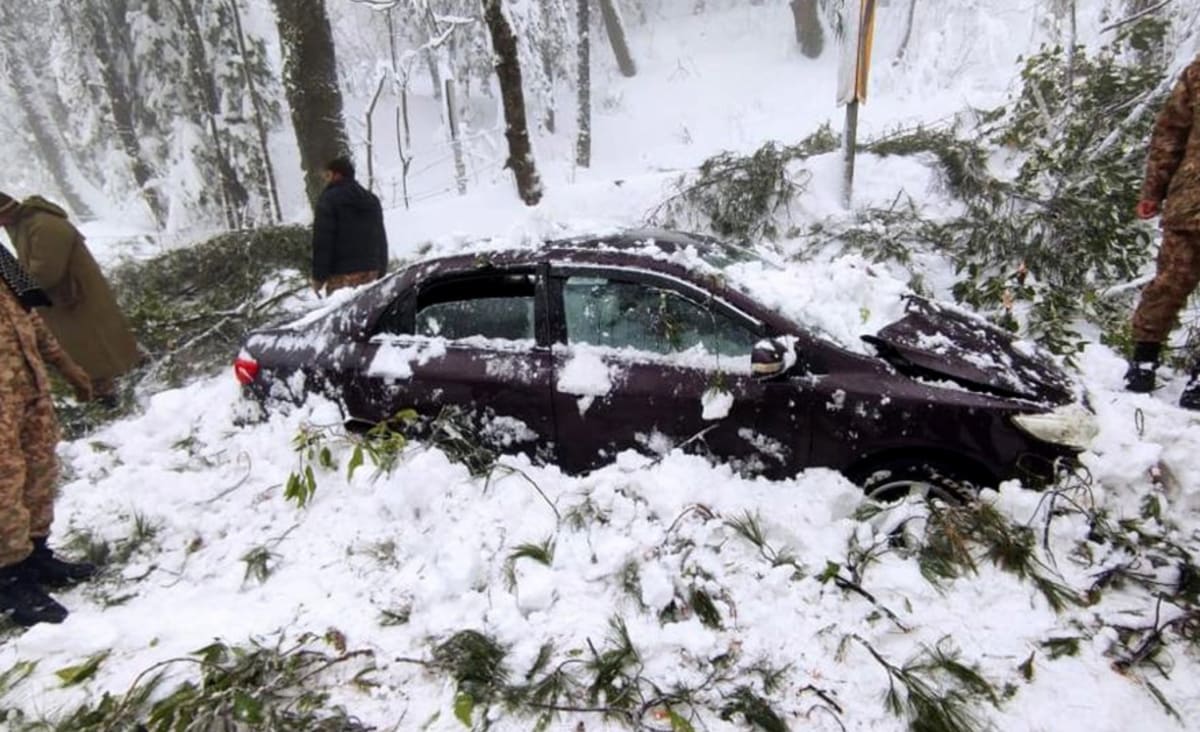 Cold kills 16 stuck in cars in heavy snow at Pakistan resort