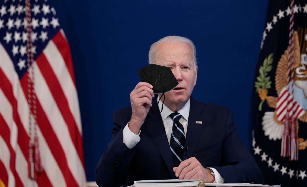 Biden plans giveaway of 400M masks as Omicron surges