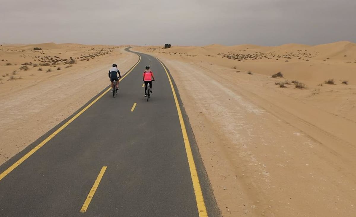 Uma ciclovia de 200 quilómetros no deserto