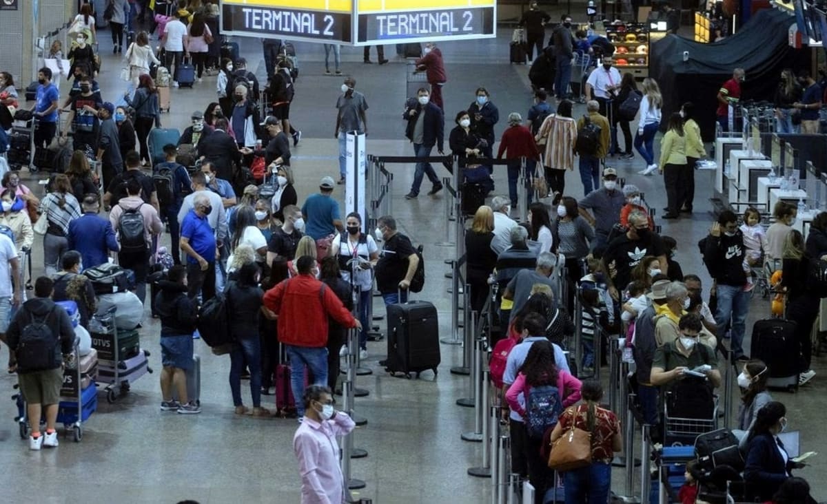Anvisa: uso de máscaras continua obrigatório em aeroportos e aeronaves