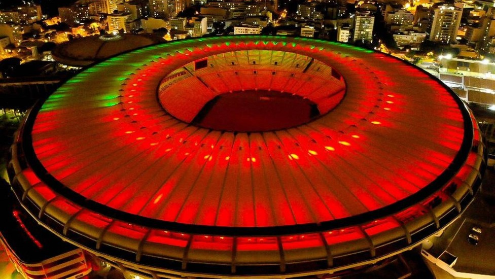 Maracanã é iluminado nas cores de Flamengo e Fluminense em homenagem aos 70 anos; veja fotos