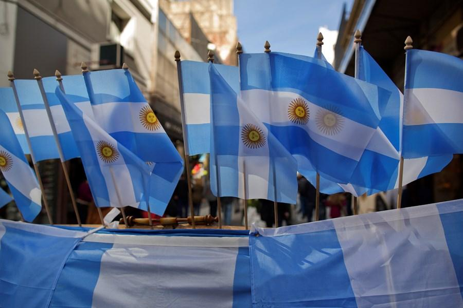 De sexta maior economia do planeta ao décimo calote: as lições da Argentina | InfoMoney