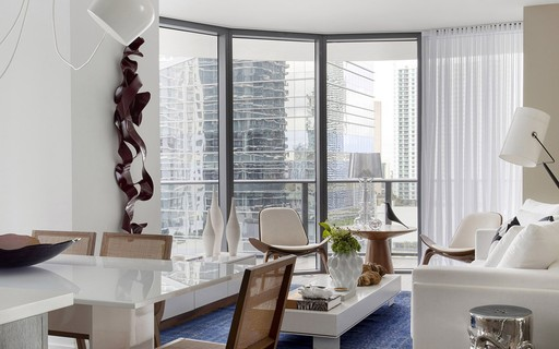 Apê de 150 m² em Miami traz décor em tons claros e móveis brasileiros 