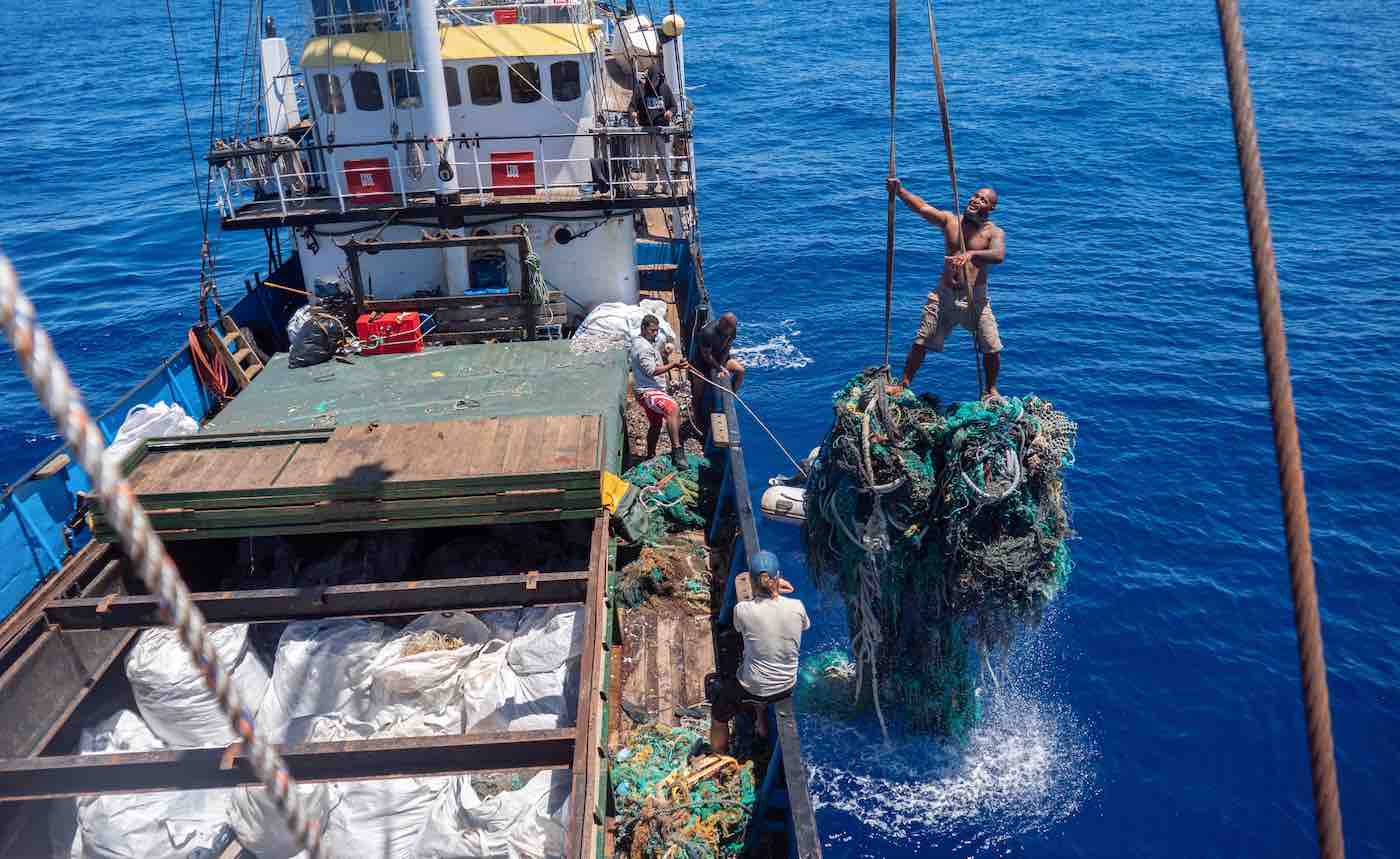 Hawaii Group Sets Record For Largest Haul of Plastic Removed From The Great Pacific Garbage Patch - Good News Network