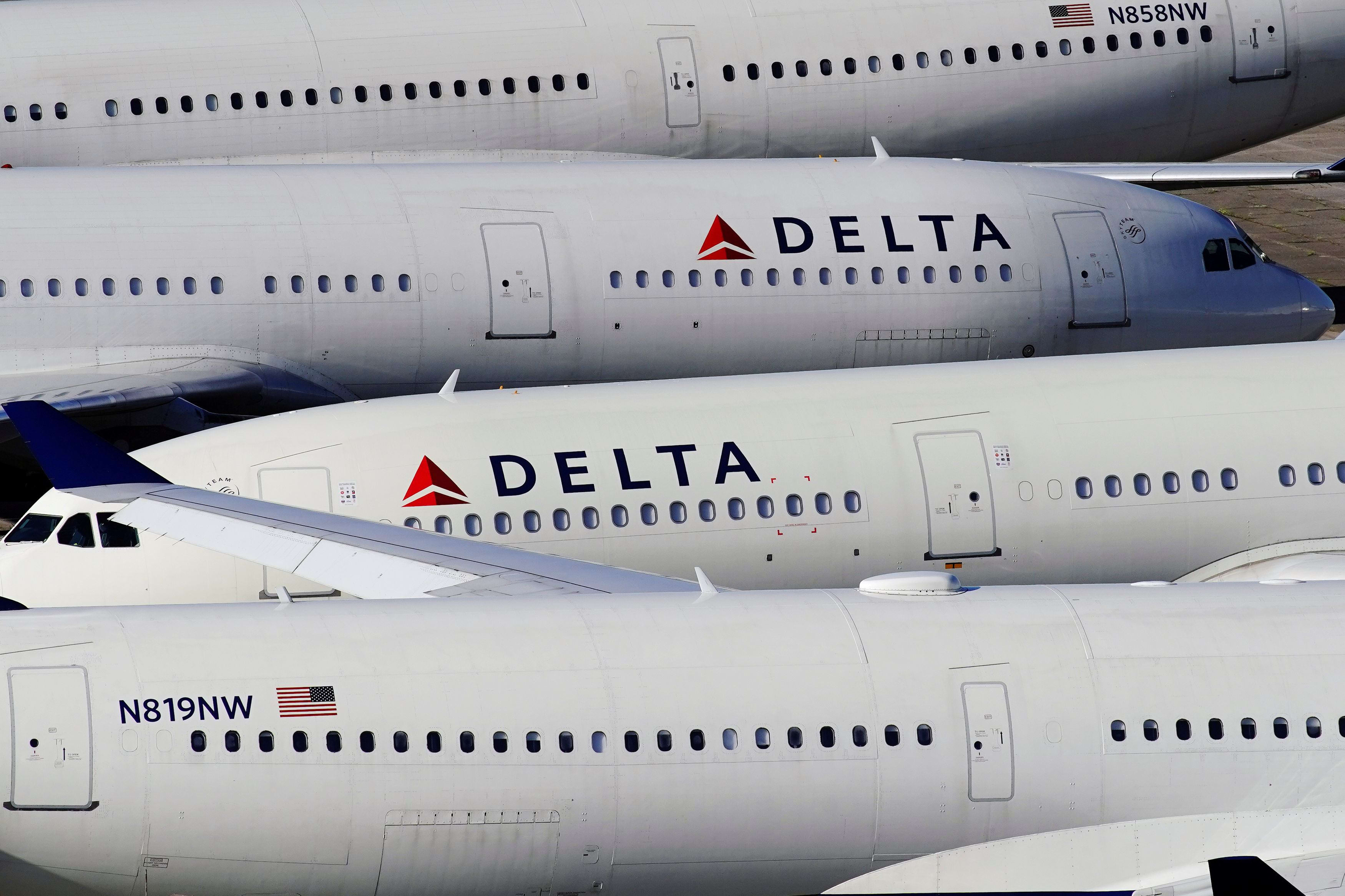 Delta to warn more than 2,500 pilots about possible furloughs, offers early retirement packages