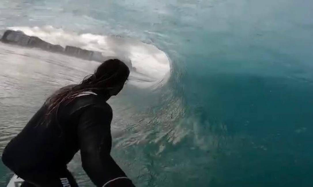 Caio Vaz surfa tubo impressionante na praia da Barra; confira o vídeo