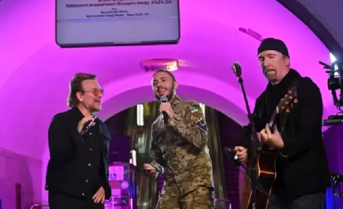 Bono do U2 faz show surpresa no metrô da Ucrânia, reza e pede paz - Só Notícia Boa