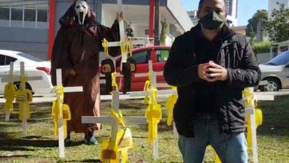 Vídeo: Empresário amigo de Moro leva "morte" e crava cruzes em frente a hospital em ato por empresas mortas | Revista Fórum