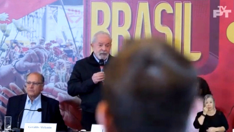 Aos gritos, homem invade evento com Lula: ‘Vai voltar à cena do crime?’