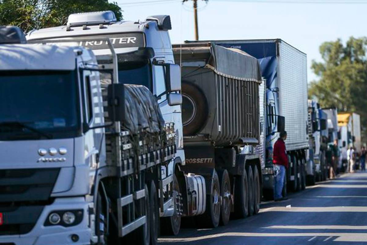 Caminhoneiros ameaçam paralisação pelo país; movimento está dividido