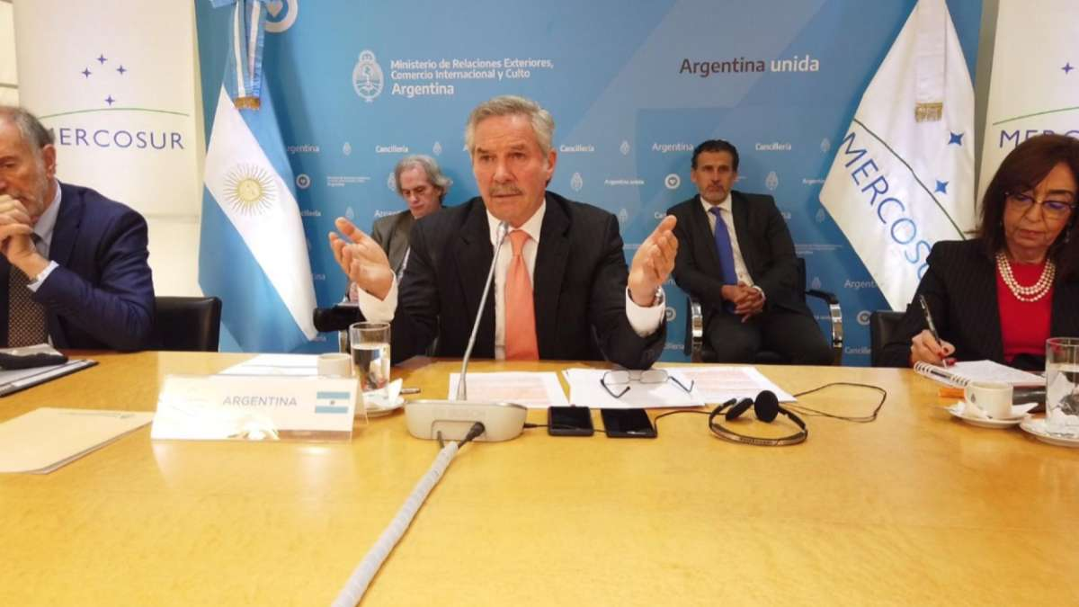 Protegemos a saúde enquanto Brasil protege economia e deixa covid-19 avançar, diz chanceler da Argentina