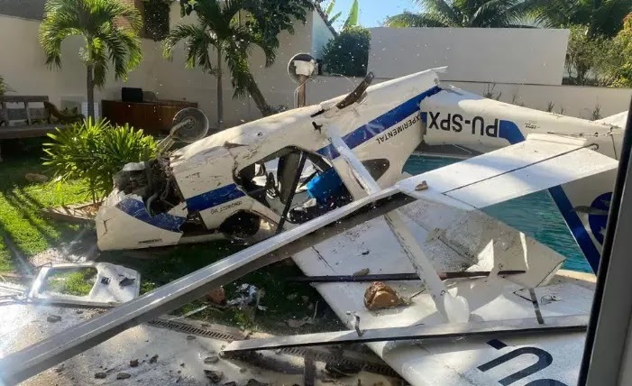 Avião cai em condomínio na Barra da Tijuca