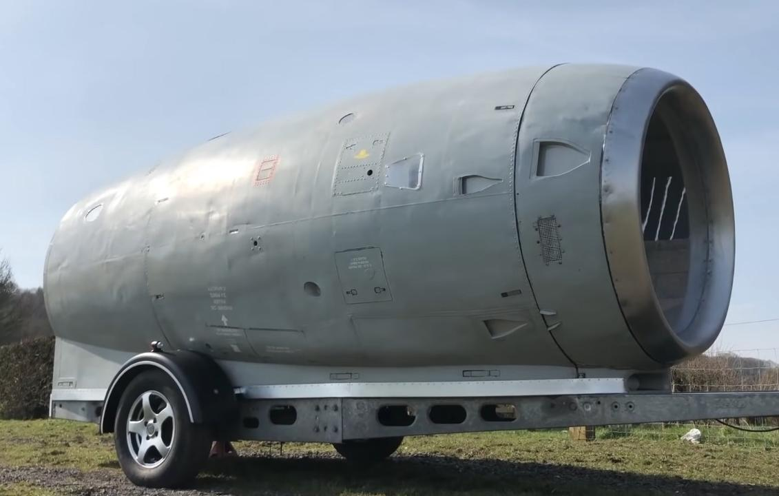 Homem transforma turbina de avião em trailer para acampamento; veja