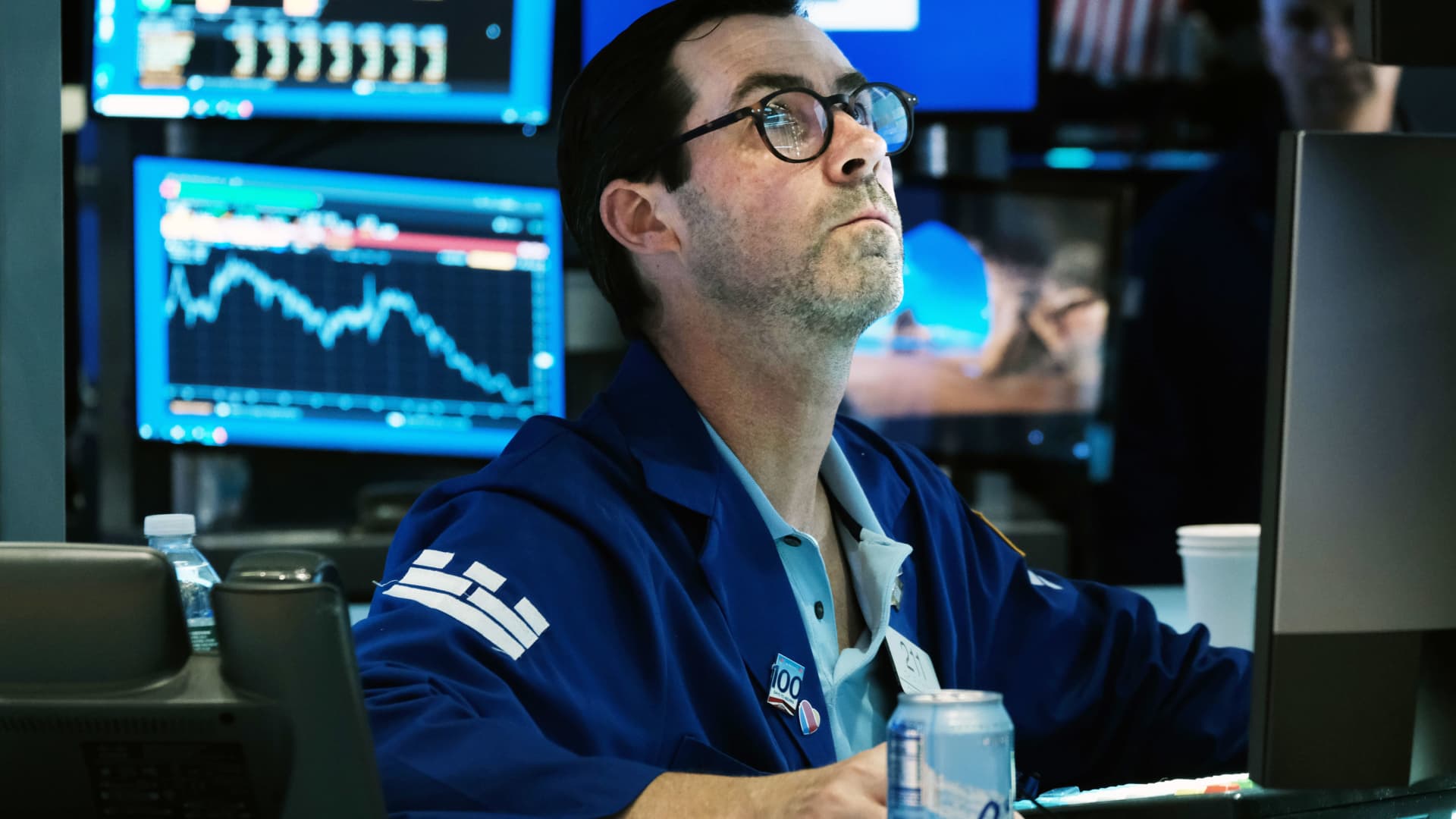 Dow falls 300 points as Wall Street sell-off continues