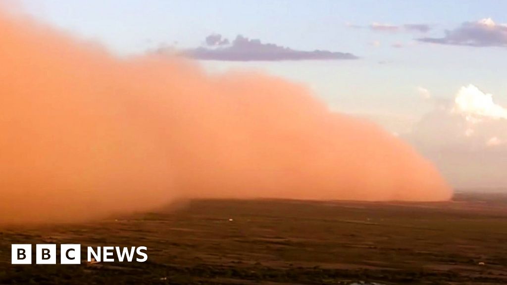 Huge wall of dust sweeps across Arizona
