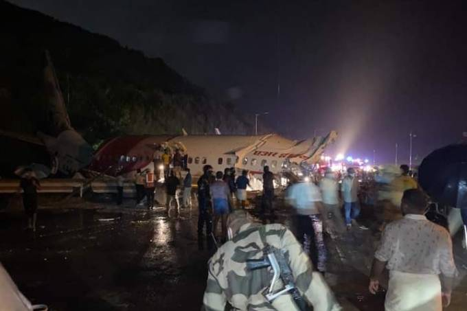 Ao menos 14 mortos após acidente em pouso de avião na Índia