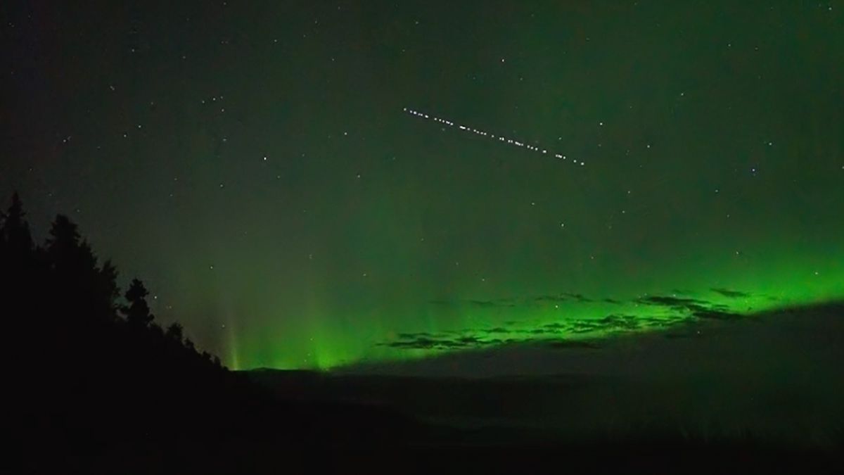 Wow! Shiny SpaceX Starlink satellites soar in front of glowing aurora (video)